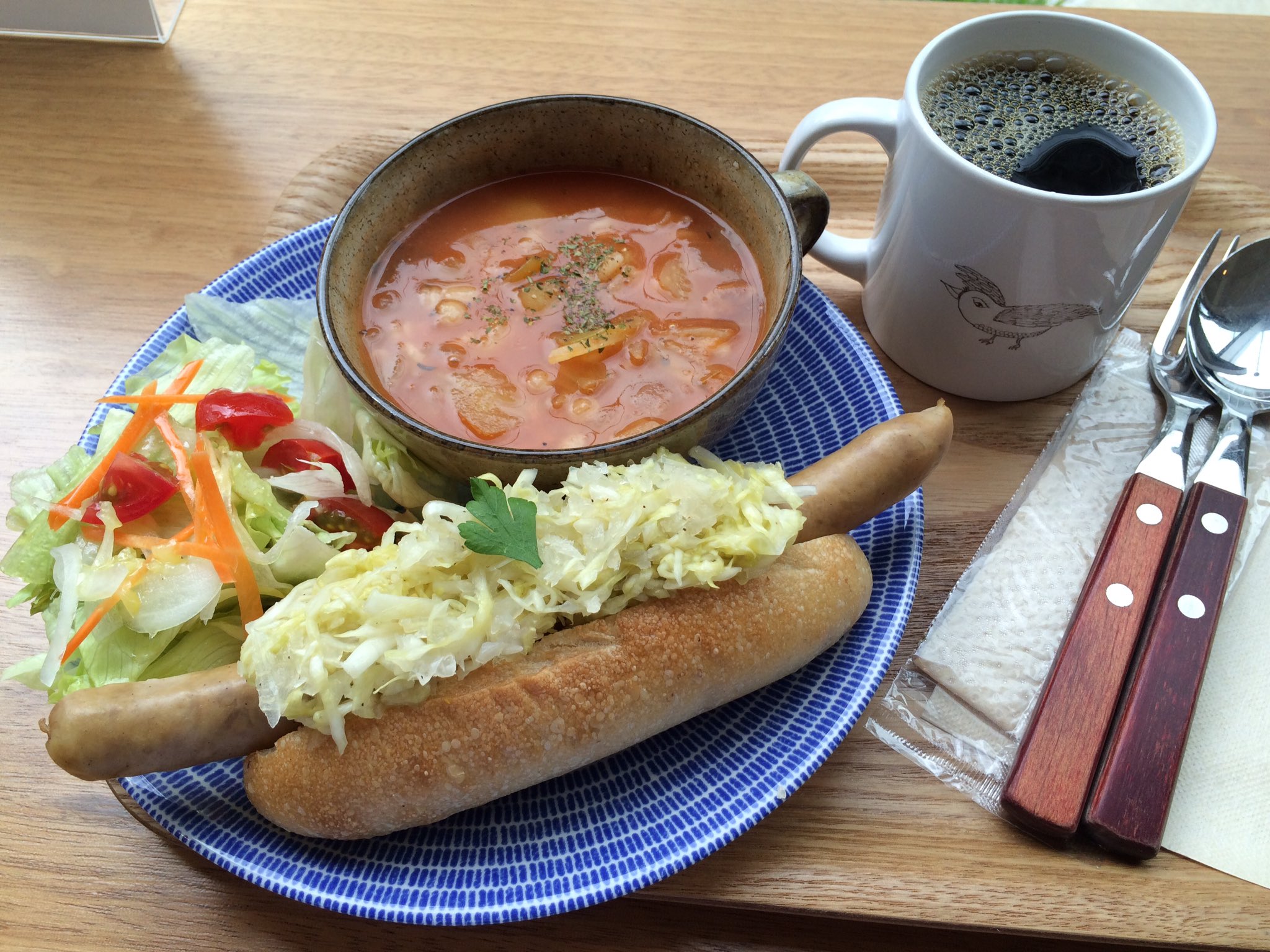 りく 永作博美プロデュース ヨダか珈琲 に行ってきたー 雰囲気がすごく良くて ゆっくり過ごせる感じで 珈琲もホットドッグもお団子も全部美味しかった O おみやげにマグカップと珈琲バッグも買っちゃった また違うもの食べに行かねば