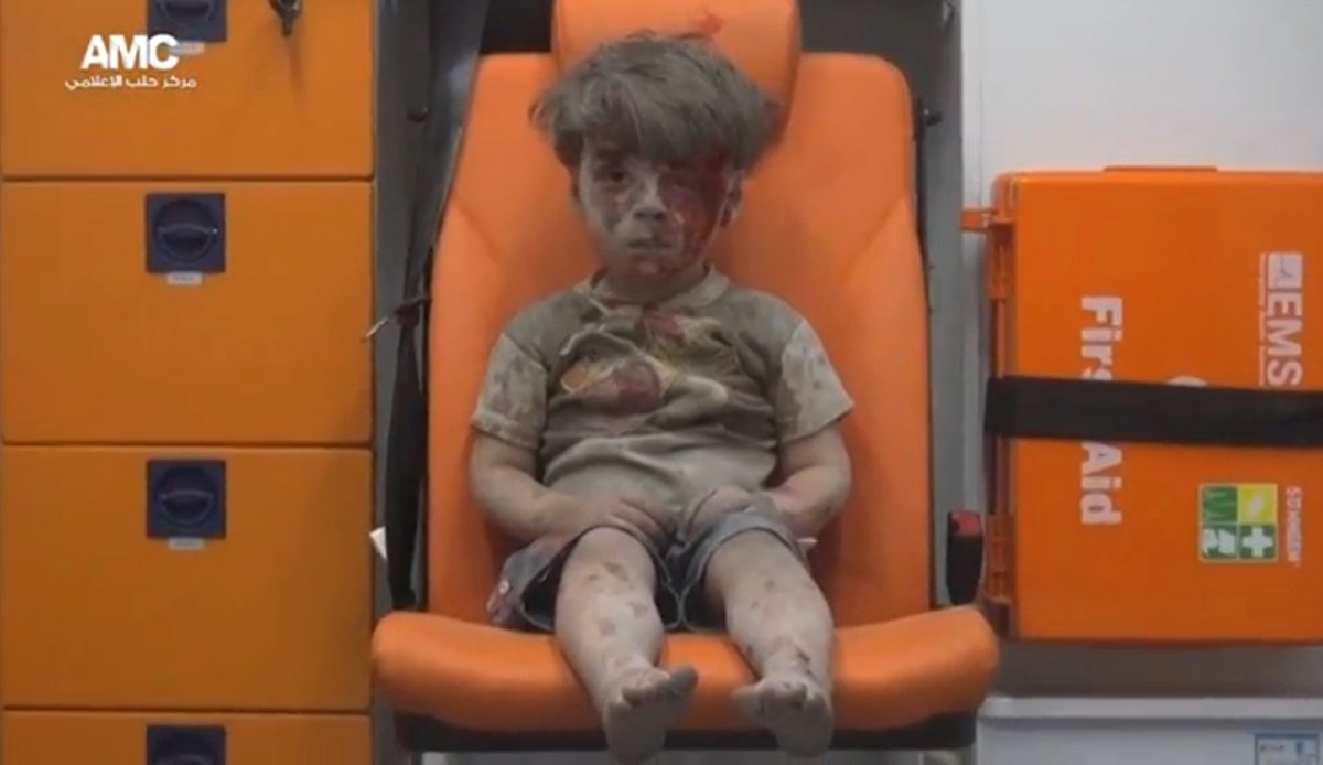 VİDEO: Suriye'deki yıkımın simgesi Ümran'ın kurtarılma anı bbc.in/2aYIfiY