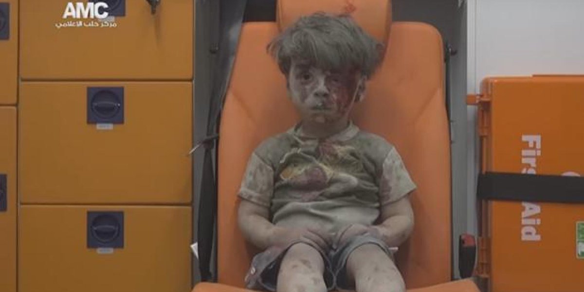 ElHuffPost's tweet photo. La crueldad de la guerra en Siria resumida en una sola foto https://t.co/6pULgcx8up https://t.co/LvzDc7AkXr