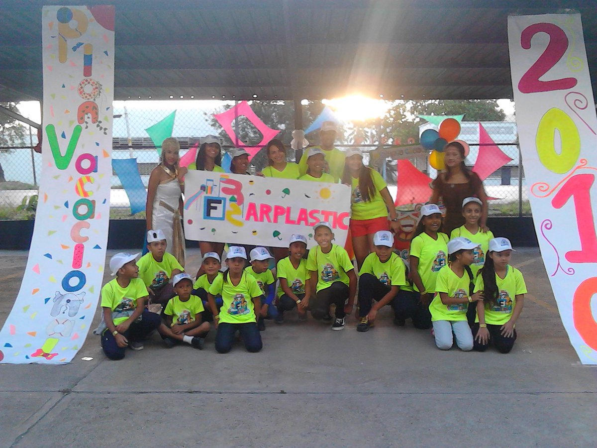 epachamo2016's tweet photo. #AlMomento @epachamo2016 con los Niñ@s de Farplastic @EdgardoDiaz21_ @Jackson_Aragua .@fotoecocultura https://t.co/g0p4epuXOD