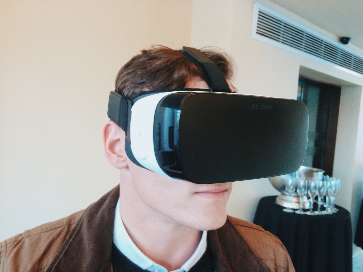 atmospherecomms's tweet photo. Is this what the future looks like? 😮Atmosphere using Samsung gear. @dionchang what an experience! #hypervisual https://t.co/TEhABCsPyl