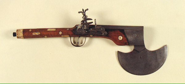 アックスピストル：16世紀頃～、ドイツなどで使用された。短銃に斧刃を取り付けたもので、再装填が間に合わない時や不発時に、そのまま白兵戦用の武器となる。しかし価格面や特殊な仕様だった事もあり、浸透する事はなかった。