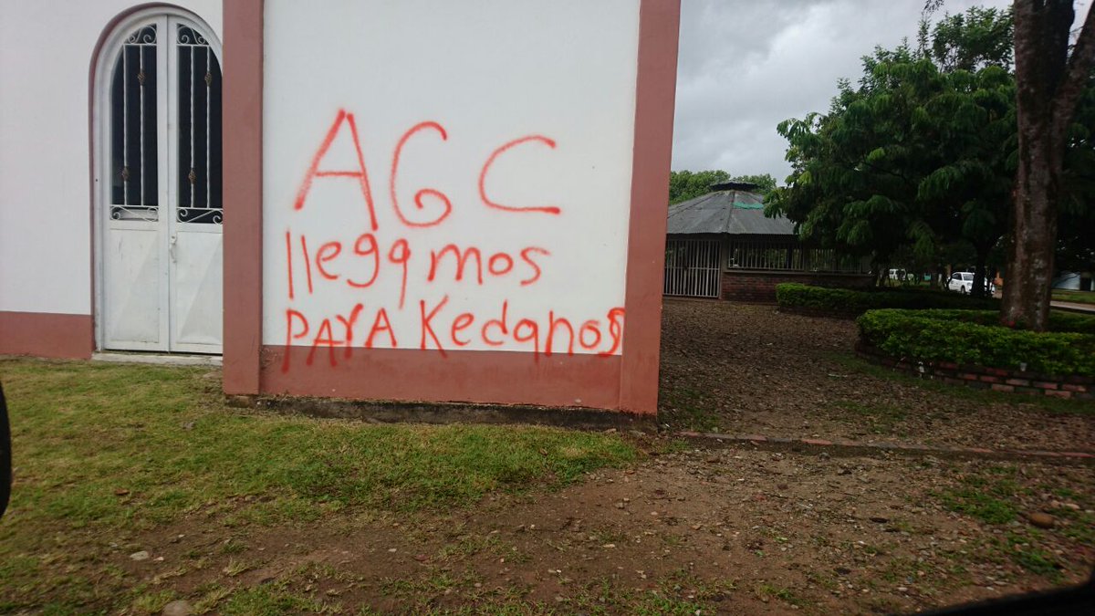 Prensalibcasan's tweet photo. Anuncios de supuestas Autodefensas Gaitanistas de Colombia amanecieron en sectores de Villanueva @alcavillanueva https://t.co/Vw1D3MMw5W