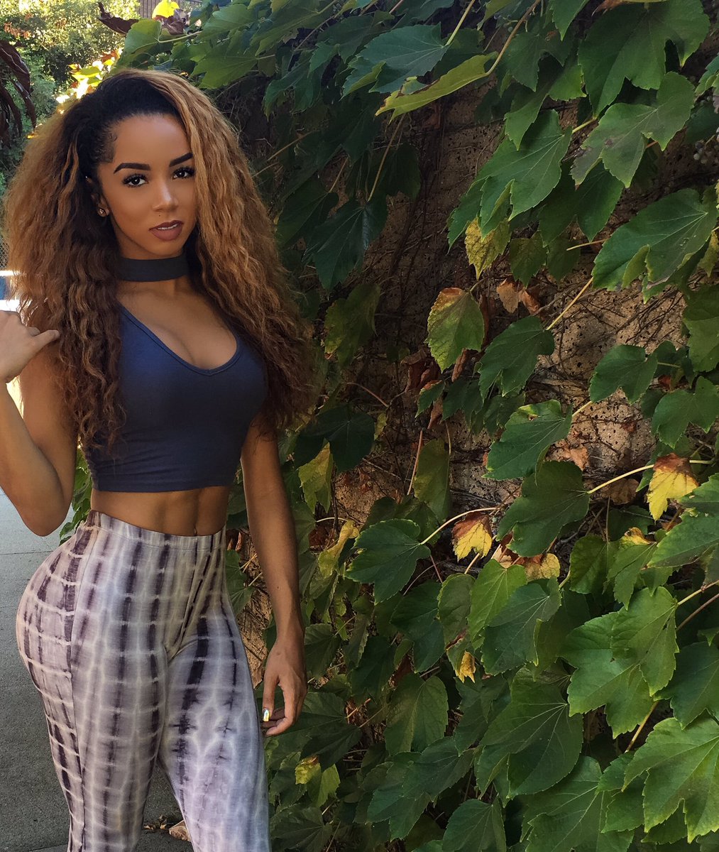 brittanyrennerr's tweet photo. It's gonna take a Superman to sweep me off my feet https://t.co/5Ke9HsLXzk