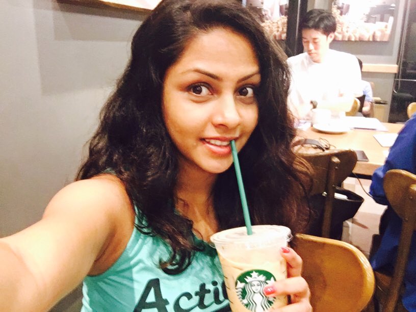 shalanilive's tweet photo. Jumped in to starbucks for a late night snack.. 🤓 https://t.co/6kixKT06Eh