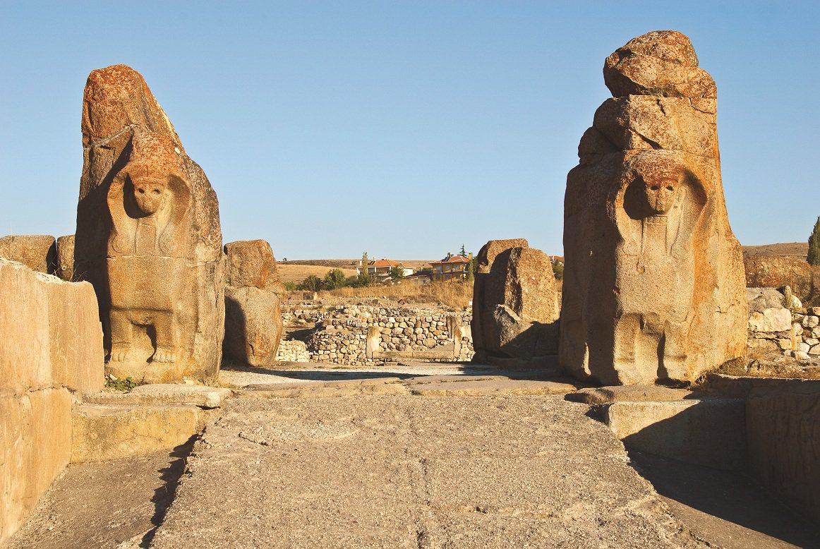 AktuelArkeoloji's tweet photo. Alaca Höyük mabet-sarayın kapıları: Poternli Kapı ve Sfenksli Kapı, Hitit İmparatorluk Çağı. https://t.co/R9ma1f5yR2 https://t.co/sMZTiDUy81