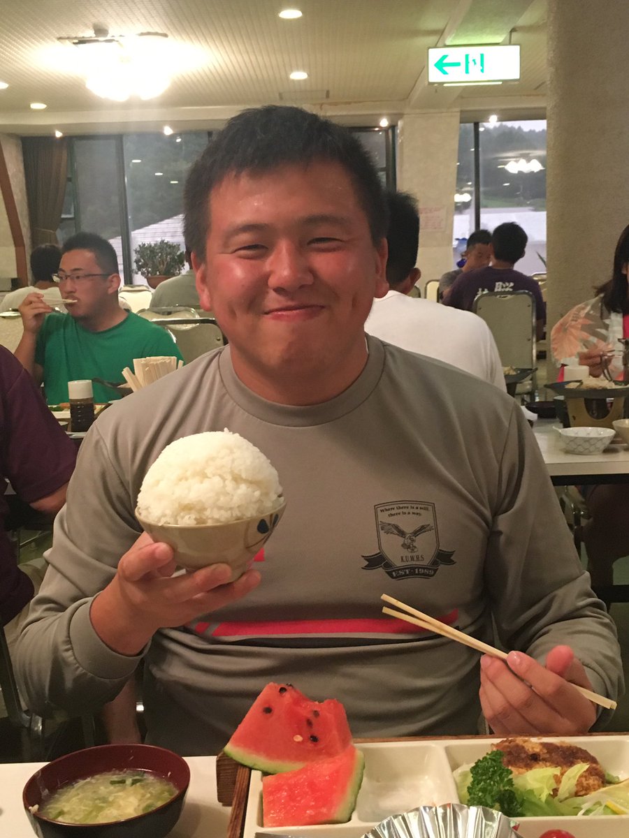 【菅平合宿2日目】
試合を通じて個々課題が見つかったと思います。反省点を生かして次の試合に臨んでいきたいです！写真は、試合前の円陣と、よく食べる主務です👍🏼