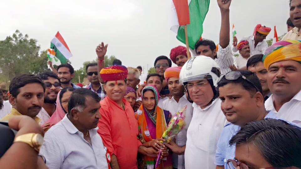 BaytuBalaram's tweet photo. बाड़मेर के बालोतरा क्षेत्र में तिरंगा यात्रा का आग़ाज़ करते MP @ColSRMP1 । #TirangaYatra #Aazadi70Saal #जय_हिन्द https://t.co/OECy8YQGHn