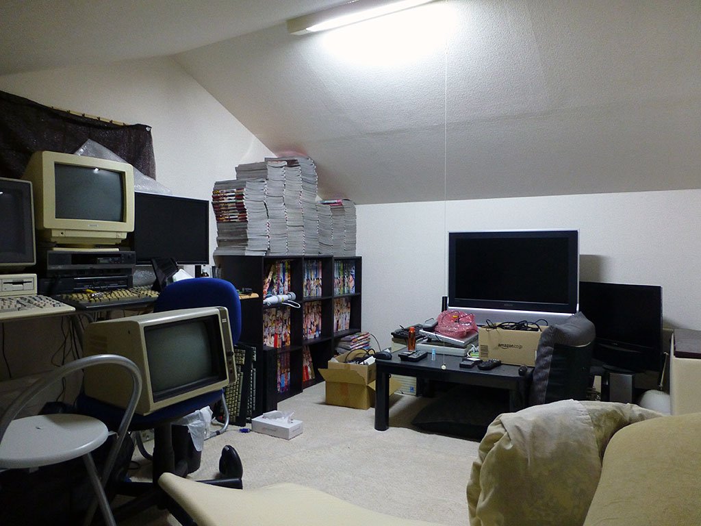 Uzivatel Maruan Na Twitteru このクソ狭い入り口を登ると やっとこさ掃除した屋根裏部屋に 32インチ液晶とかcrtとかコタツテーブルは出すときのことは考えたくない エロ漫画も散乱してるのを片付けたら大した事ない量だった 錯覚