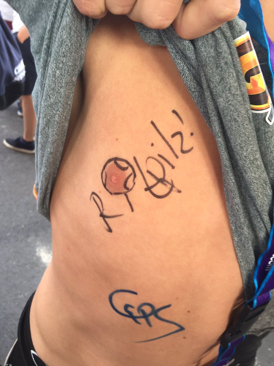 FelixRotpilz's tweet photo. Habe gerade eben das dümmste Autogramm ever gegeben.😂 @andersdenker_ https://t.co/SQuNykQewD