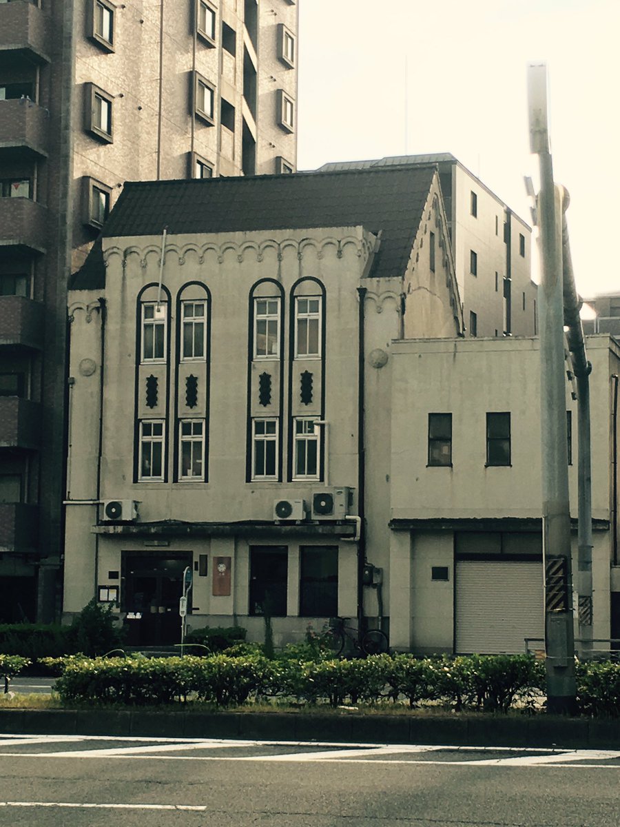 kageyankageko's tweet photo. 京都、四条堀川下ル西側の辻商店。辻徳という懐紙専門店の店舗。S3年、施工は益井工務店。三階屋根がメルヘンチックで、お菓子の家みたい。ロンバルディア帯はホールケーキの生クリーム、表札を囲むタイルは源氏パイ、壁のタイルも可愛らしい✨ https://t.co/8wQ5QsPQFQ