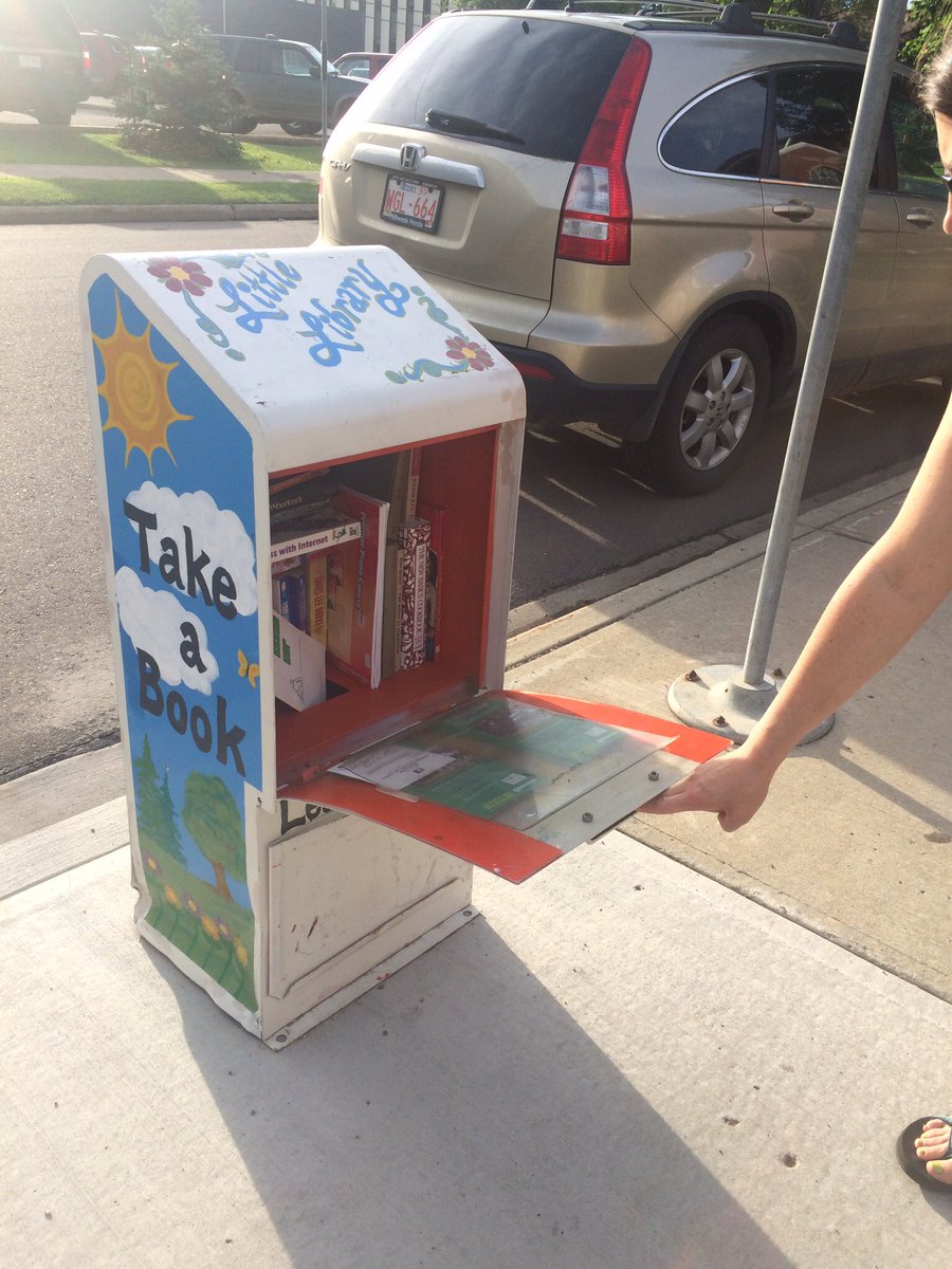 TweetingLena's tweet photo. Came across this little library when visiting Edmonton- Cute idea😃📚 https://t.co/mWfJuLgIJ2