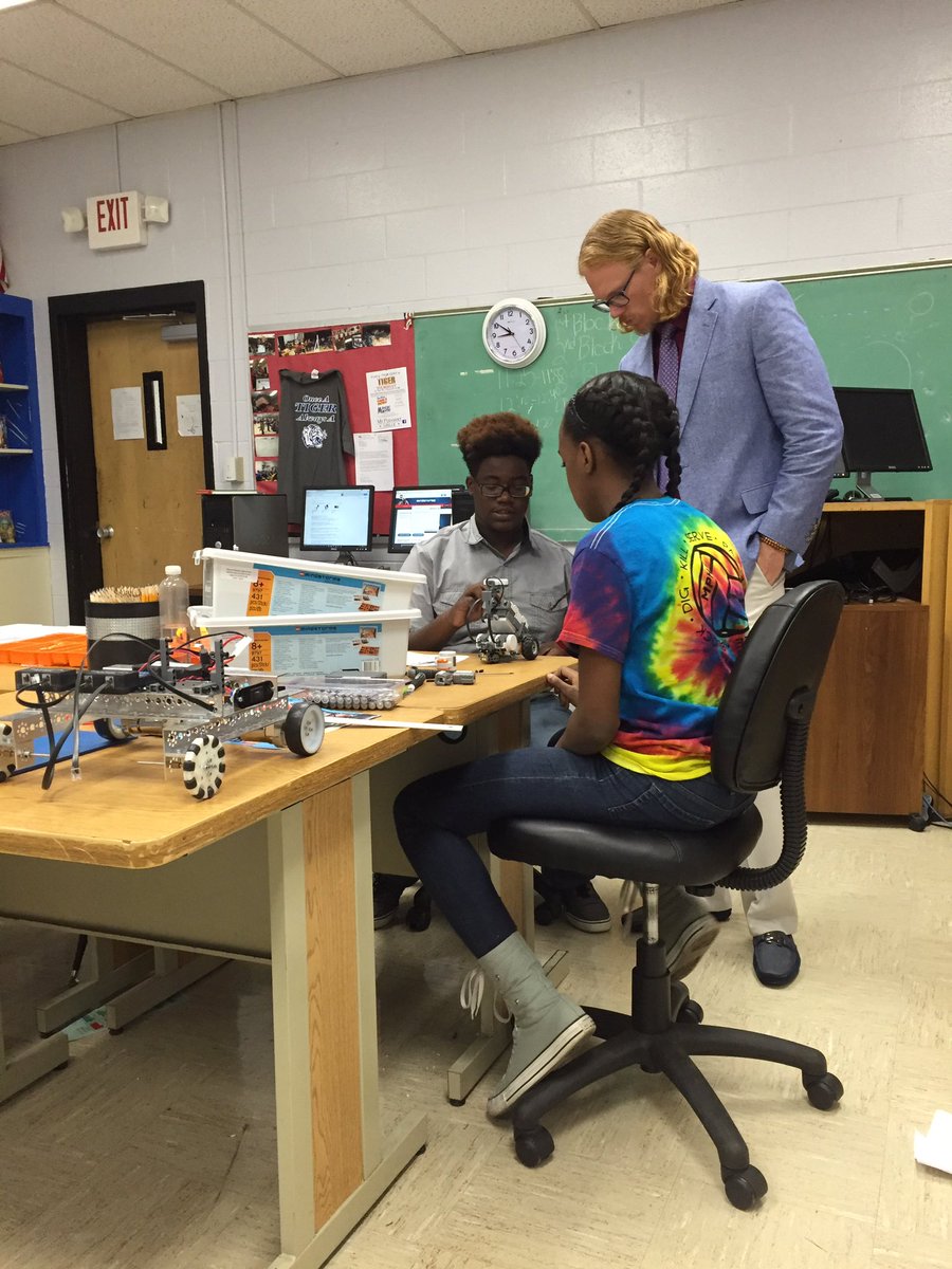 MechatronicsB1's tweet photo. #MentoringAtTheMount #theMount, @RyanBJackson1 , Dr. Jackson takes time out of his day to inspire. https://t.co/FW06usZxMT