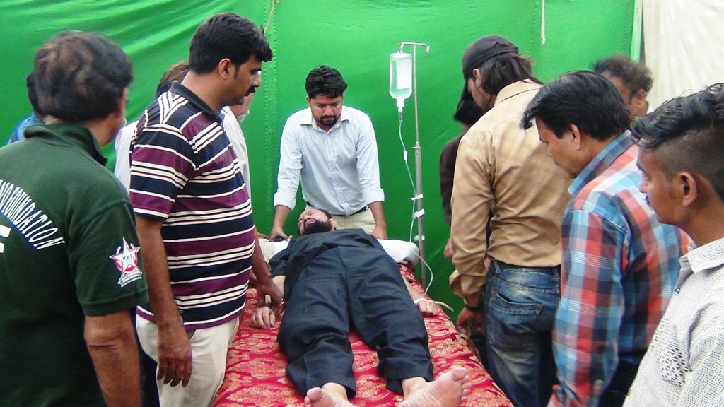 WasayJalil's tweet photo. Day2 at #MQMHungerStrike cam. Sr Worker of Owaisul Hasan Barni got unconscious &amp; 1st aid is being given @ Karachi PC https://t.co/x1fHlVUw62