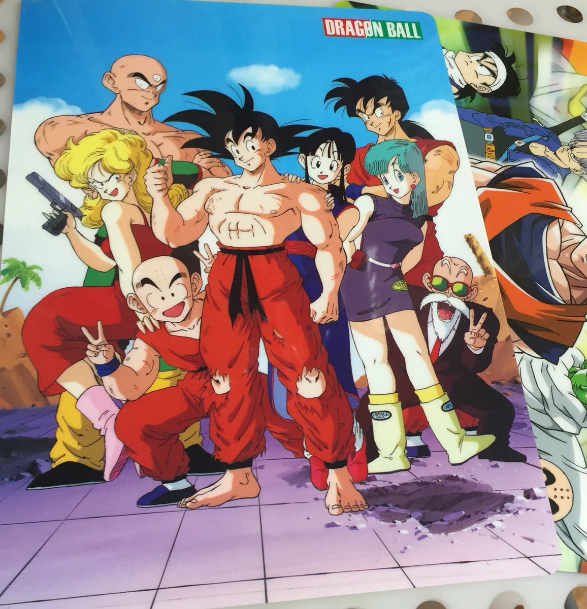 嶋津タケル 第113回 ドラゴンボールグッズ批評 下敷 よくこの瞬間を描いてくれた 感動 初期表情も服の色も素晴らし過ぎて何だか日本の宝物感 ブルマさんの投げやりロゴも Boowy風のタイトルロゴも全て包み込むは再放送を見たあの日の夕方の思い出
