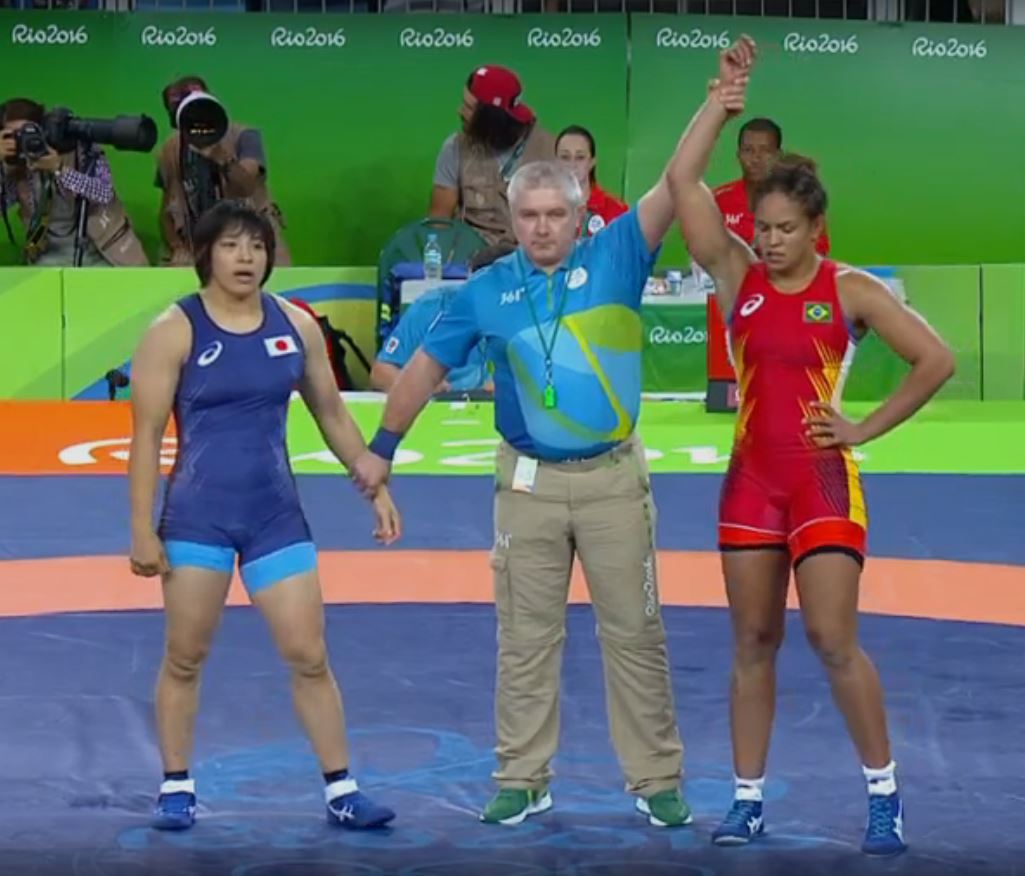 Aline Silva vence japonesa e vai às quartas de final na luta livre
