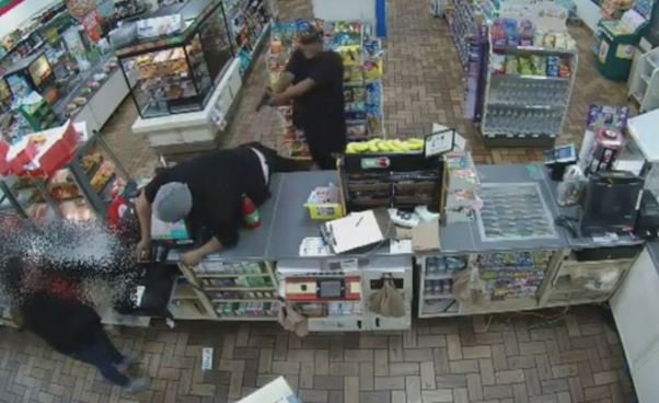 CAUGHT ON CAMERA: 2 men robbing a #711 in #FortLauderdale. Do they look familiar? bit.ly/2b435cf https://t.co/NHhH9pY83I
