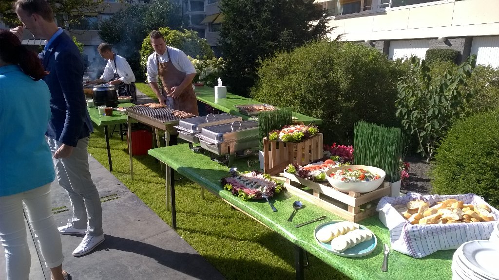 CateringAlaCart's tweet photo. Nu bezig met het verzorgen van een leuke bbq partij 120 gasten bij een #serviceflat in #Haarlem gezellig #mooivak https://t.co/o65JdeeAT7