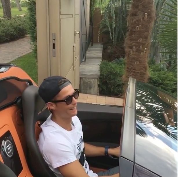 bookietalks's tweet photo. Cristiano Ronaldo shows off his stunning £1.7million Bugatti Veyron https://t.co/R8PL6BsKAJ https://t.co/YIllmrYCox