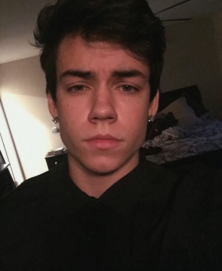 RtUrWesKinks's tweet photo. Rt if you think he looks like a cute puppy https://t.co/kVBzABe18y