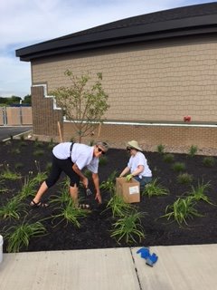 HorizonHealth1's tweet photo. Thank you to the @MandT_Bank volunteers who came to Horizon Village Campus for @UWBEC Day of Caring! #DOC2016BFLO https://t.co/8TxhxemMt7