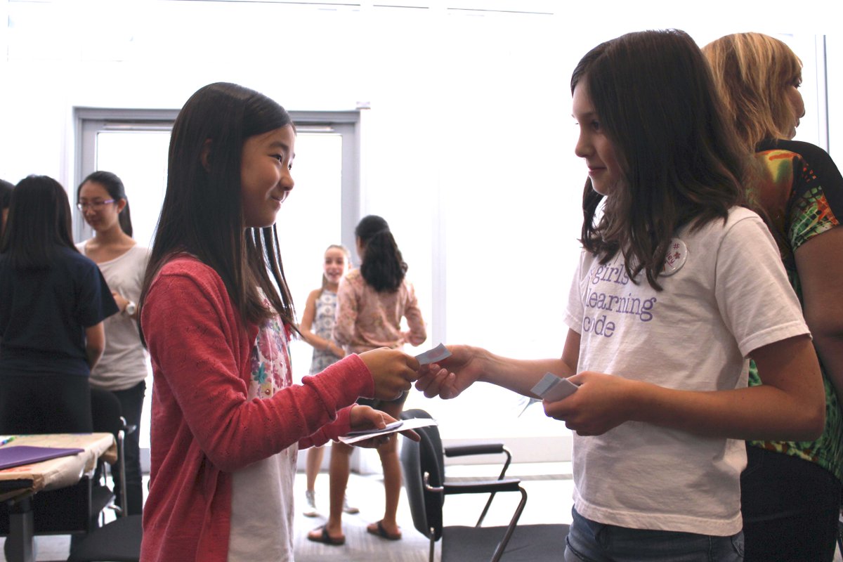 learningcode's tweet image. #GirlsLearningCode Entrepreneurs are practicing their Elevator pitches & networking skills at @MaRSDD 🙌 @Bretton