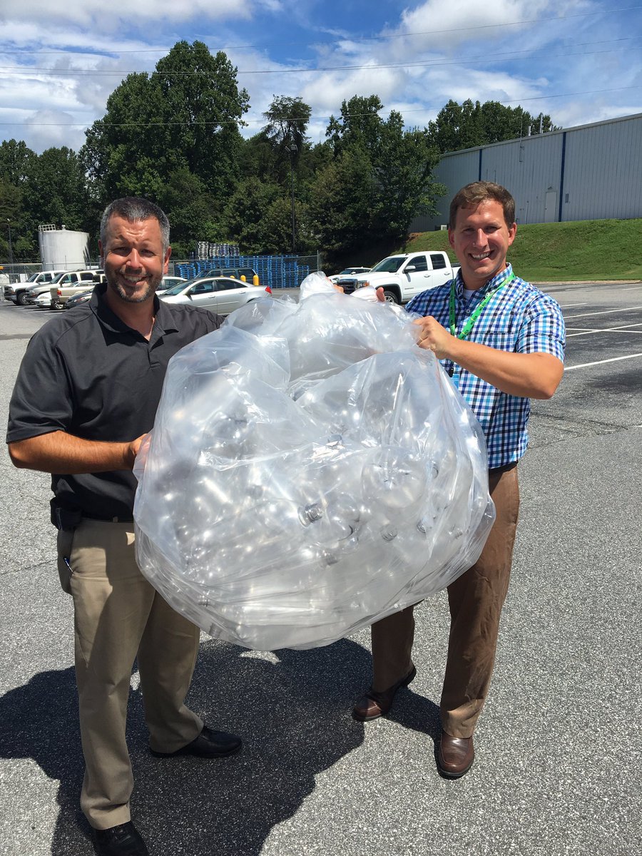 WSFCS_Science's tweet photo. Thanks @pepsi 4 donating bottles for #eco columns for @Wsfcs Ss @SciCoachOv @hotpottsscience #posing with the prize https://t.co/bj4vHaZa75