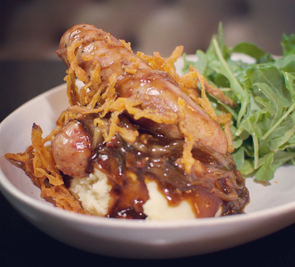 NewOxfordVan's tweet photo. Lunch never looked so good.
#Bangers #BangersAndMash #VanCity #Vancouver #CraftBeer #Cocktails #SAPLunch https://t.co/twkL4x2xHv