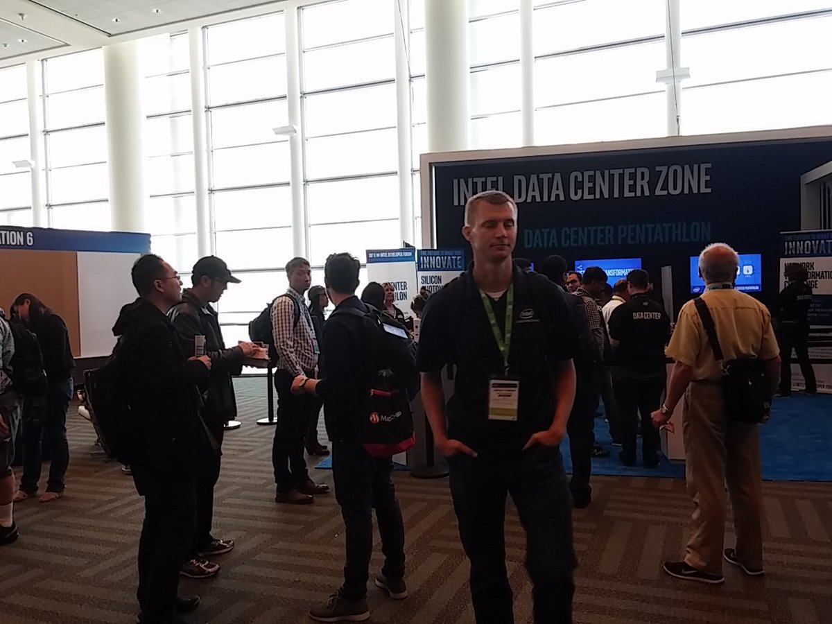 oneatlas's tweet photo. who is in charge? he is in pic below idf data center #inteldczone #experience (pic below) https://t.co/JUtrzRkHZY