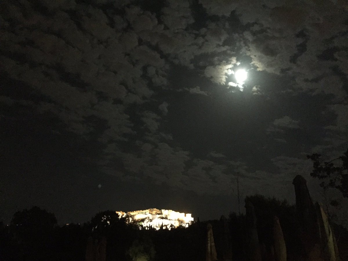 HarryVarth's tweet photo. Η πανσέληνος και η, σύμφωνα με τη μικρή μου κόρη, Απρόκολη... https://t.co/1HPk9BDjdM