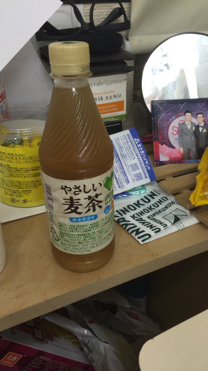 憧れてる人から褒めてもらって本当に力が湧い上がると気がします!最後まで踏ん張ります。20分の落書きで記念として二回目の握手です。開心。 