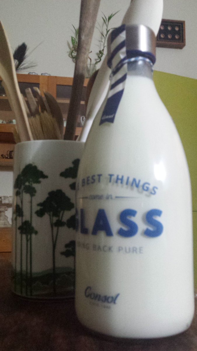 RemyRaitt's tweet photo. Consol Glass are kicking it oldschool. They just delivered a bottle of fresh milk to my door #BringBackPure #awesome https://t.co/KHKwbkL6PT