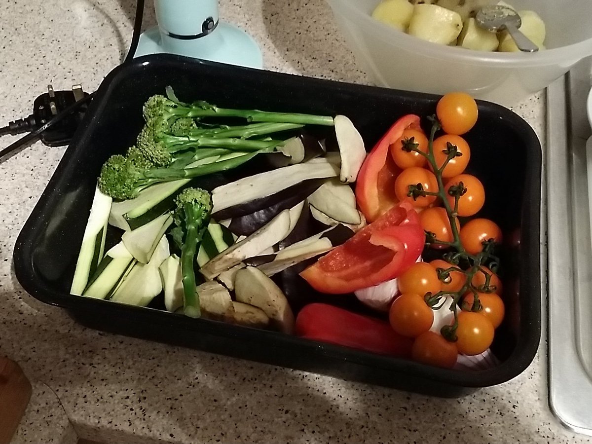 davidioee's tweet photo. Getting ready for #jpskitchen #lambchops intro here https://t.co/zlzWyxwal7 @jpeewb #4edu #homecooking https://t.co/aBPu24UPfl