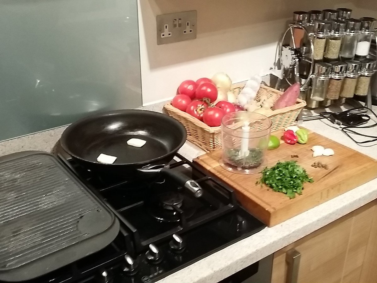 davidioee's tweet photo. Getting ready for #jpskitchen #lambchops intro here https://t.co/zlzWyxwal7 @jpeewb #4edu #homecooking https://t.co/aBPu24UPfl
