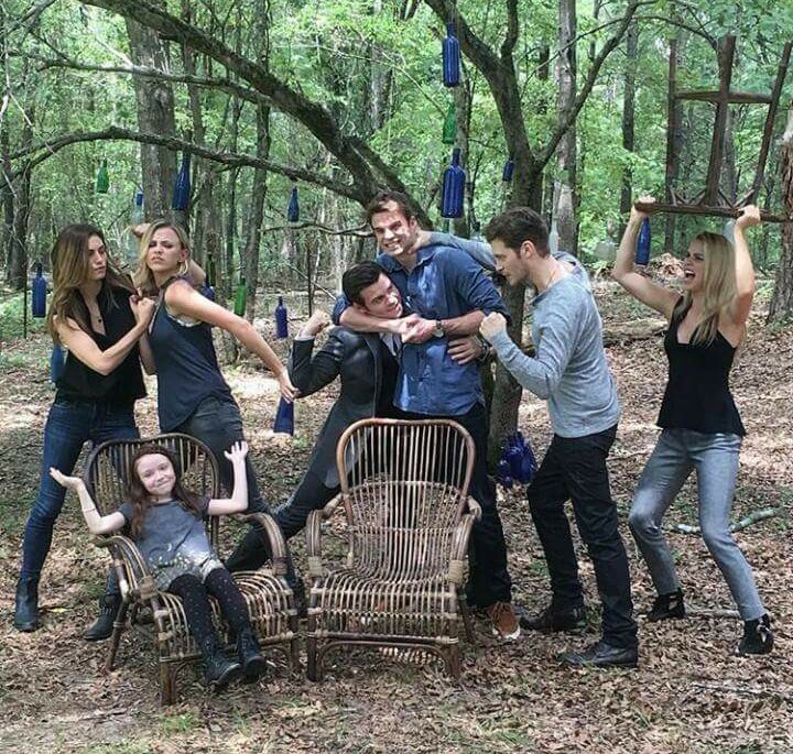 Bilirsiniz birbirimize çok bağlı "insanlarız" @LordNiklauss @sonmelezbukucu @barbieklausunuz  <a href="/kayipcadiniz/">Freya Mikaelson</a>