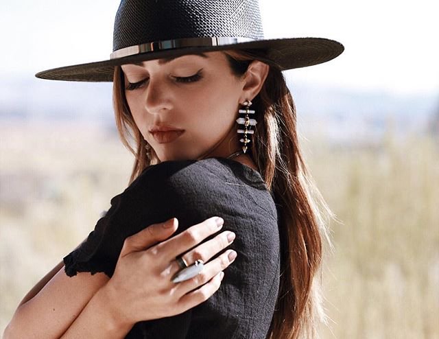 KendraScott's tweet photo. Flawless in Fall. @kelsey_white #TaliaEarrings #KennyRing #regram #FORAYgetaways https://t.co/4uXWAOX0KB https://t.co/oqKNkZQzAH