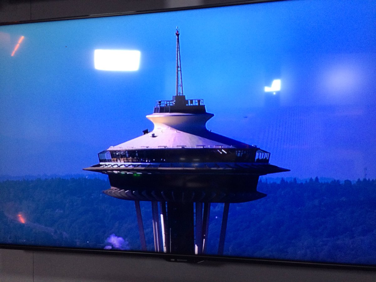jwhittenbergK5's tweet photo. Heading UP! We are walking the 'halo' of the Space Needle for Fred Hutch cancer research. #BaseToSpace. 🙏🙏 https://t.co/CLOVfKwCIe