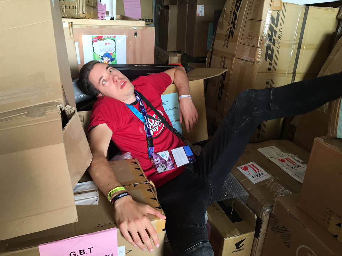HandOfBlood's tweet photo. Das wars. Gut wars. Anstrengend wars. Darauf erstmal ins Dr Pepper Land verschiffen lassen 💕😴
#DPAT2016 #sponsored https://t.co/KSTxRGm0hw