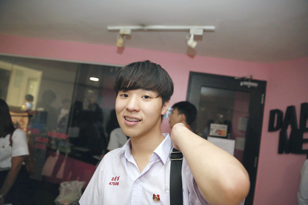 Miw_Stitch's tweet photo. ธาราธรวันนี้  แฮปปี้สุดๆ........ 😘😘😘😘😘 #statustheseries #น่ารัก  #ผอมเพียว #อสช. #แพ้กางเกงน้ำเงิน https://t.co/INu890wR61
