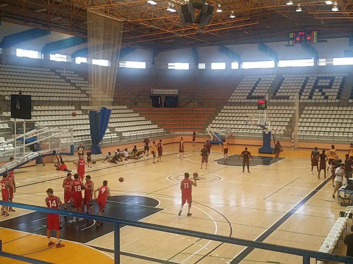 MVC_Sports's tweet photo. Calentamiento combinado valenciano vs @LoyolaRamblers #basketball #baloncesto Vamos!! #RamblersinSpain https://t.co/ma8Bxh35N8
