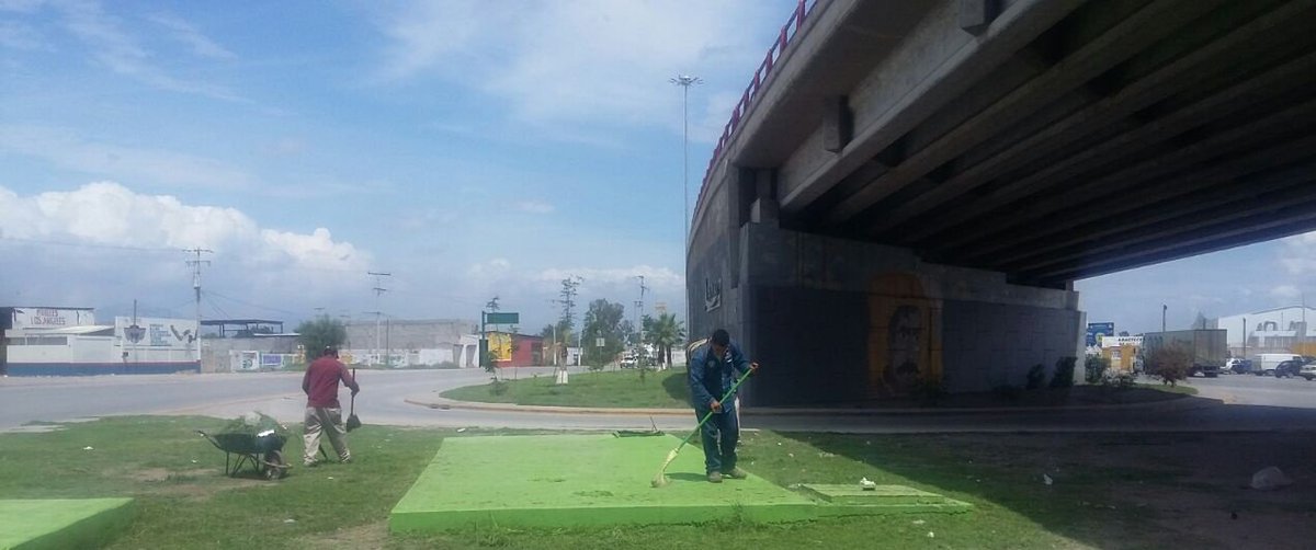 serviciosgomez's tweet photo. Desmalezado y limpieza en Periférico Ejército Mexicano, puente Centenario #GómezPalacio #TrabajandoConGanas https://t.co/Ekjz0kYJ2C