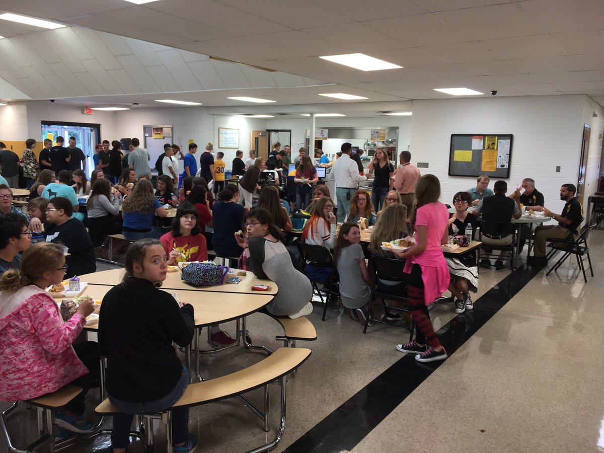 FestusR6Supt's tweet image. Middle School Lunch Excitement. #FirstDayOfMiddleSchool