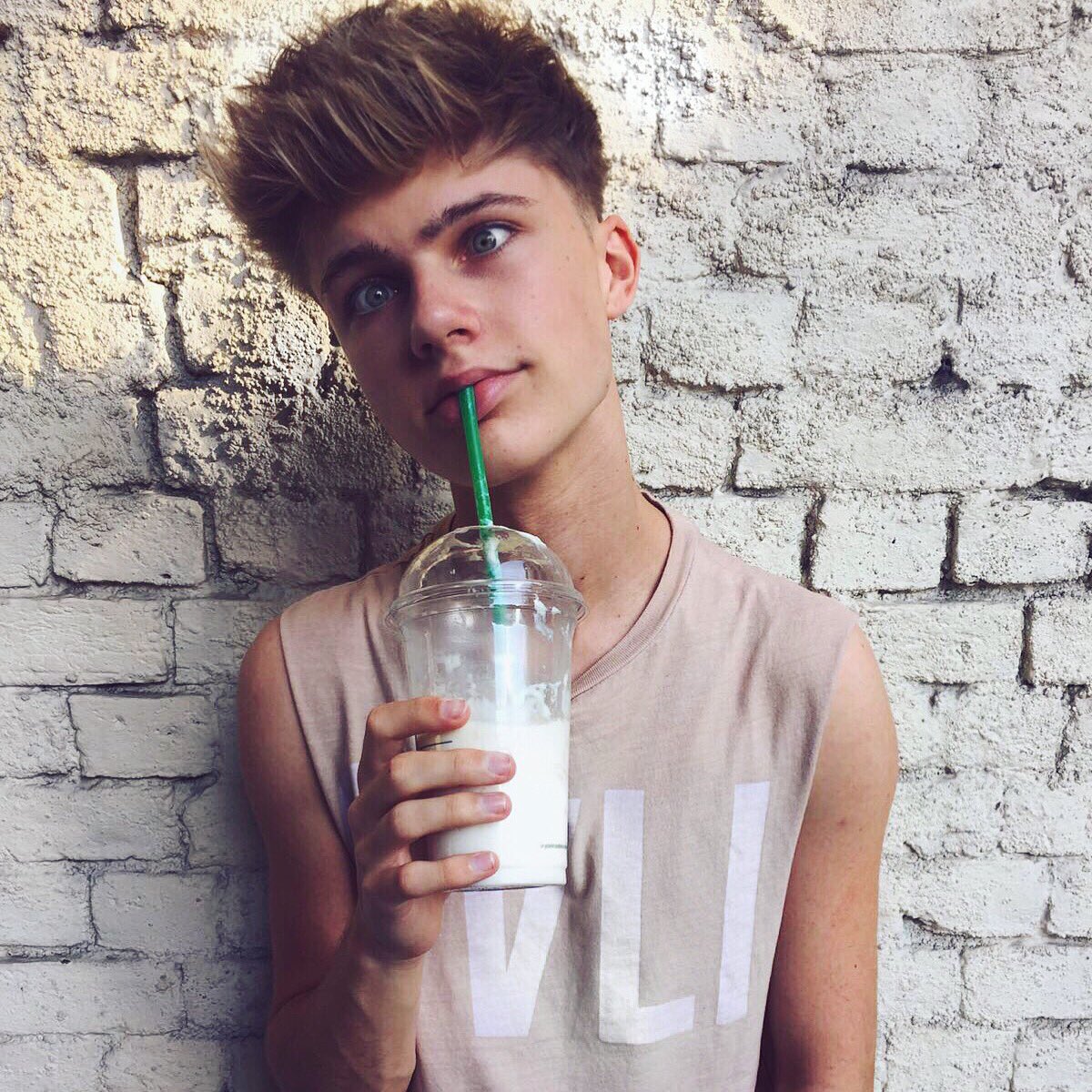 HRVY's tweet photo. #SillyStarBucksFace 👀😉 https://t.co/8m8PqjdE2n