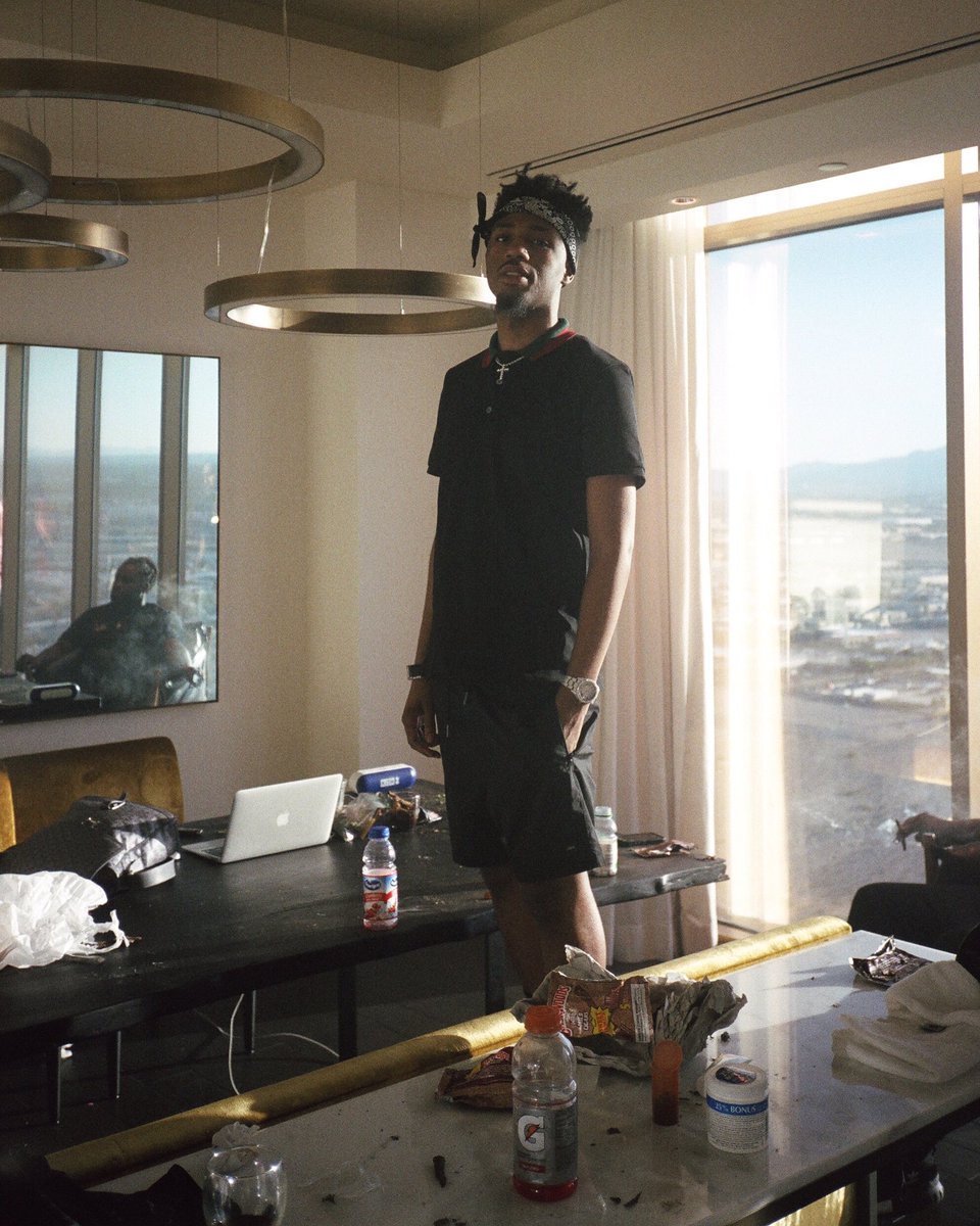 MetroBoomin's tweet photo. turn a 5 star hotel into a trap house https://t.co/4UObxvqhT7