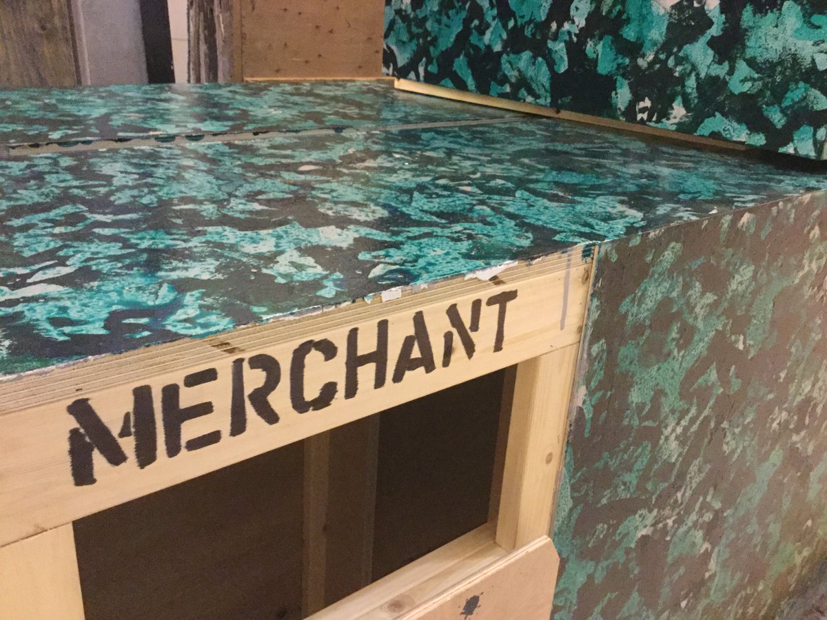 Did you know that in Spain it is considered unlucky to paint a set green? #WNOVenice ow.ly/pOnT303mdGQ