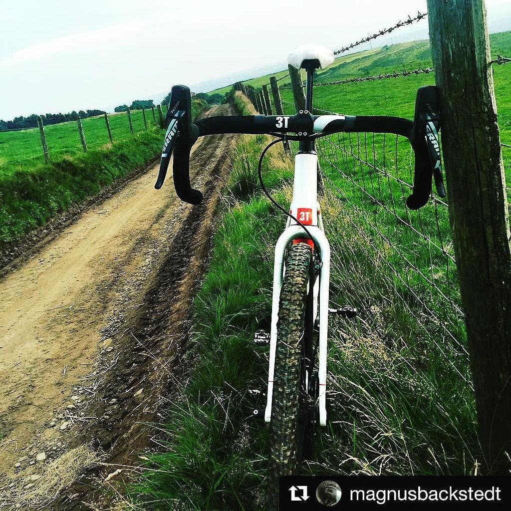 xpdtn3's tweet photo. #Repost @magnusbackstedt Evening blast in the Welsh hills on my #exploro #syzr #pedals #g… https://t.co/De2Z39T73y https://t.co/mBJe6q8jJL