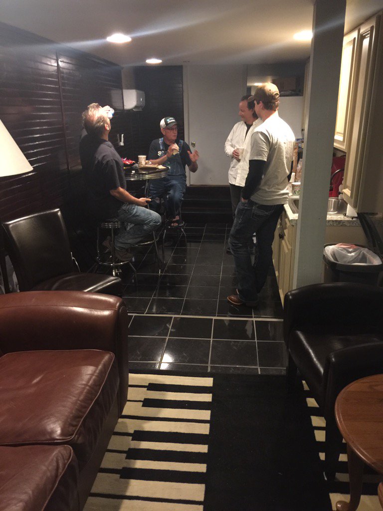 producerkim's tweet photo. Hangin and swapping stories is a good thang. https://t.co/n28yGFTA6Z #studiohang #musicrow #recording https://t.co/Y2BsLwgiIu