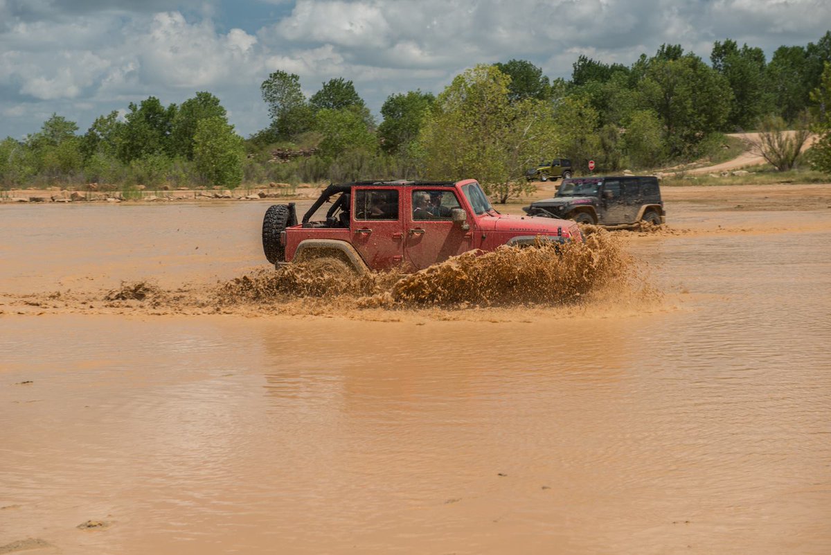 StarwoodMotors's tweet photo. #Mudding continued. #2016W4W https://t.co/chlmYGrnxF