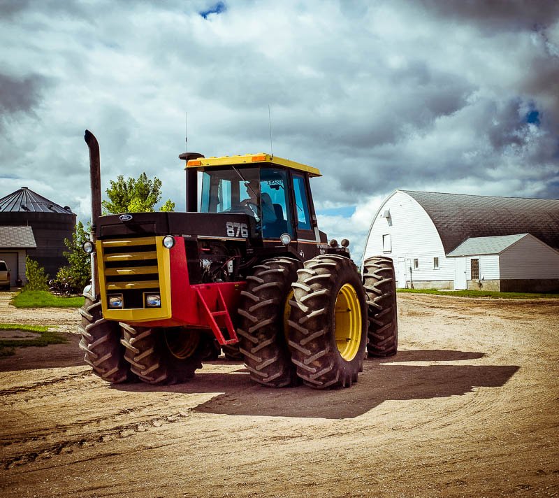 Versatileag1's tweet photo. Check out this classic 876, still working hard at it! Share your classic Versatile photos with us #versatile50 #tbt https://t.co/1yEzAVrTdx