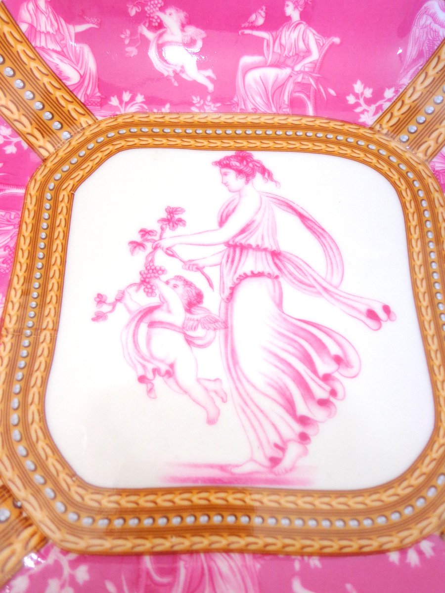 PahlaviLondon's tweet photo. Antique Style Dish in pompadour pink #AntiqueDecor #PompadourPink #ClassicalDecor https://t.co/VkVuGNdbLI https://t.co/a5KUjSYqlU